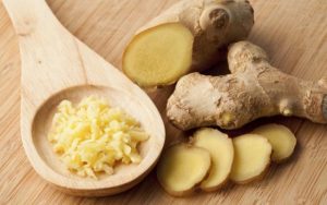 Tintura de Jengibre rizoma de jengibre sobre una mesa